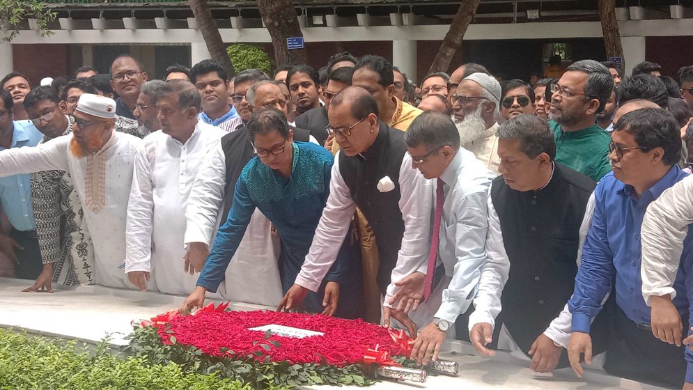 বঙ্গবন্ধুর সমাধিতে বিএসএমএমইউ’র নতুন উপাচার্যের শ্রদ্ধা