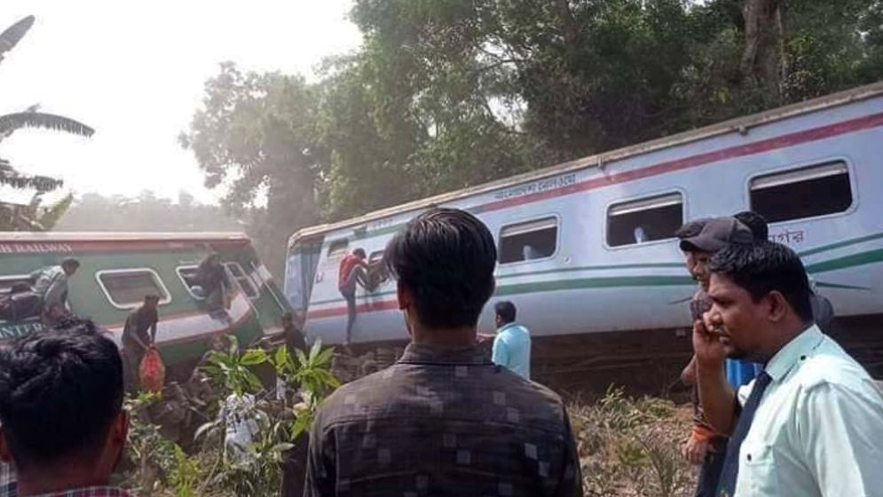 কুমিল্লায় বিজয় এক্সপ্রেস ট্রেনের ৯ বগি লাইনচ্যুত