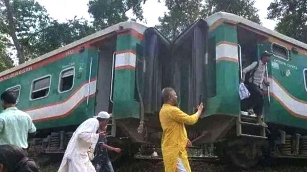 কুমিল্লায় বিজয় এক্সপ্রেস ট্রেনের ৯ বগি লাইনচ্যুত