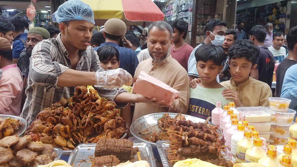 জমে উঠেছে রমজানের ইফতার বাজার