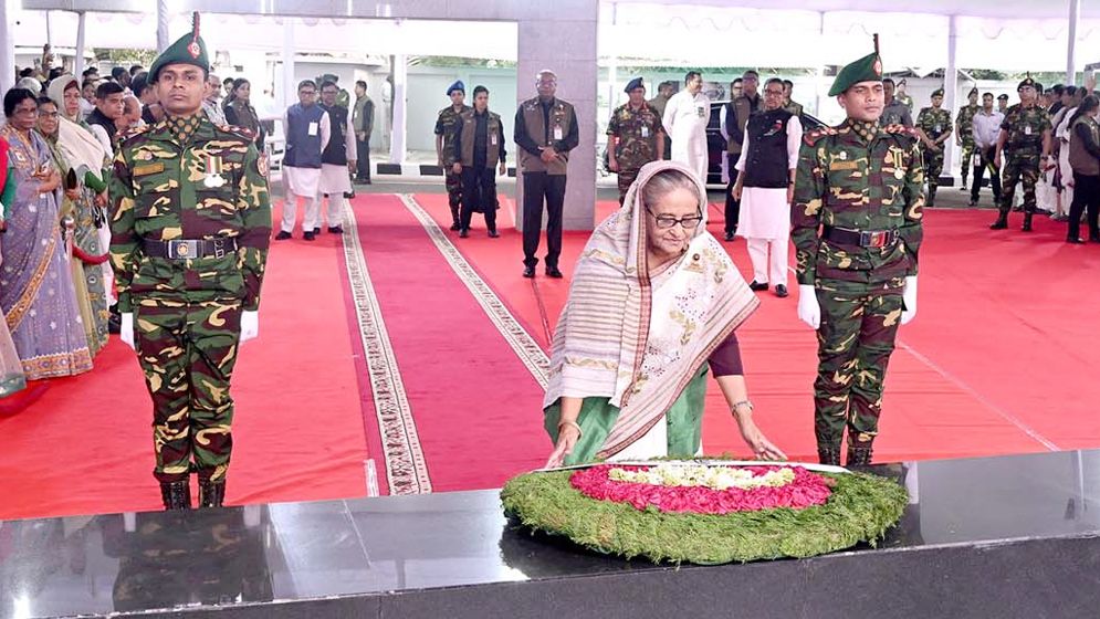 মুজিবনগর দিবসে বঙ্গবন্ধুর প্রতিকৃতিতে প্রধানমন্ত্রীর শ্রদ্ধা