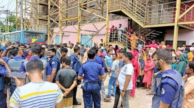 বকেয়া বেতন-ভাতার দাবিতে শ্রমিকদের সড়ক অবরোধ