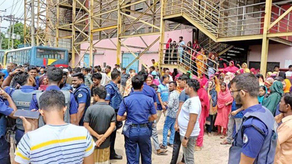 বকেয়া বেতন-ভাতার দাবিতে শ্রমিকদের সড়ক অবরোধ