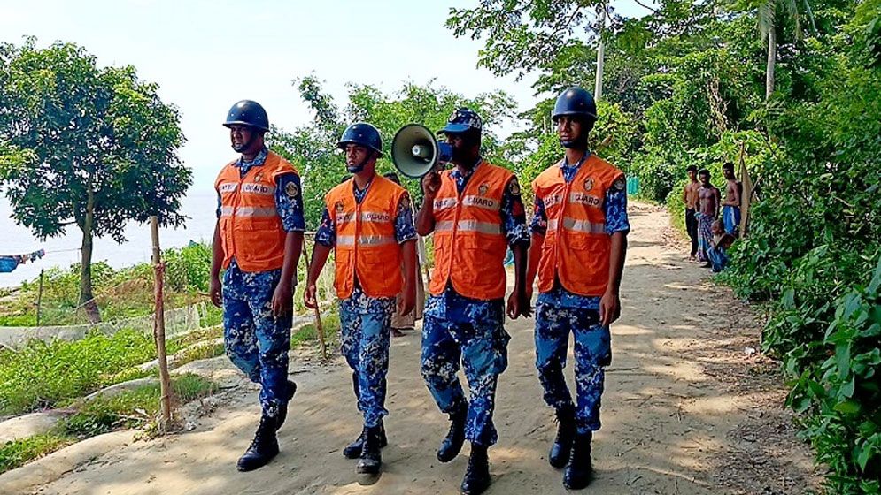 উপকূলীয় এলাকায় সচেতনতামূলক মাই‌কিং