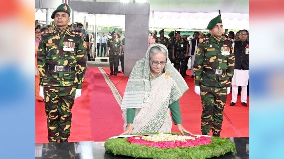 বঙ্গবন্ধুর প্রতিকৃতিতে প্রধানমন্ত্রীর শ্রদ্ধা