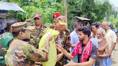 মিরসরাইয়ে বন্যার্তদের মাঝে সেনাবাহিনীর ত্রাণ বিতরণ