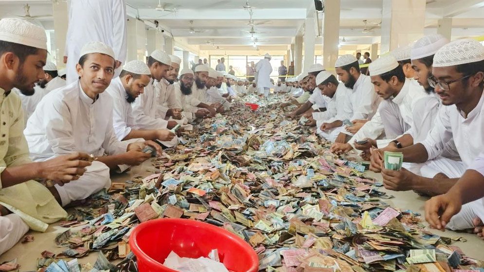 পাগলা মসজিদের দানবাক্সে এবার ২৮ বস্তা টাকা