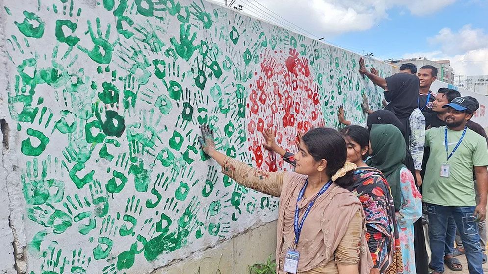 রঙ তুলির আঁচড়ে বদলে যাচ্ছে শহরের দেয়ালের চিত্র