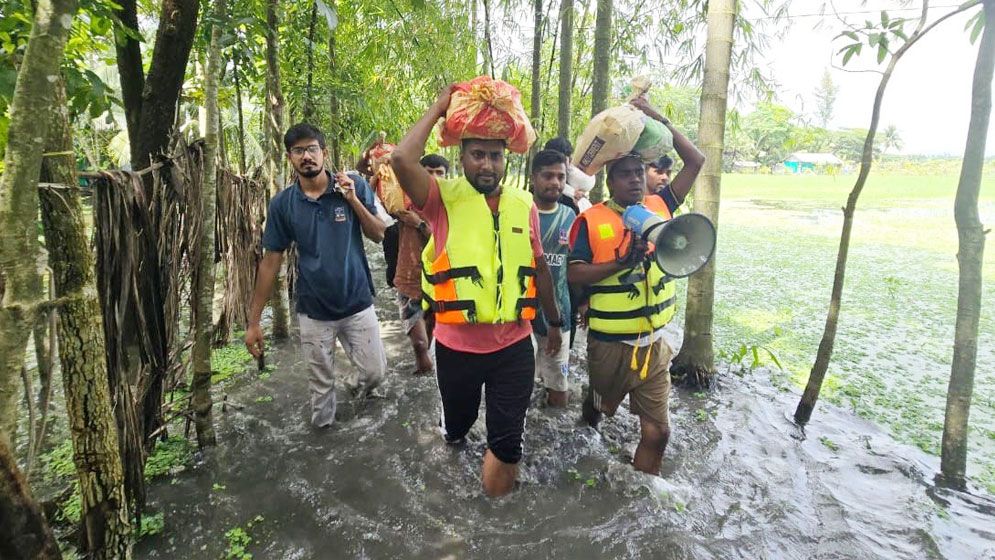 বন্যার্তদের মাঝে ছাত্রদলের ত্রাণ বিতরণ