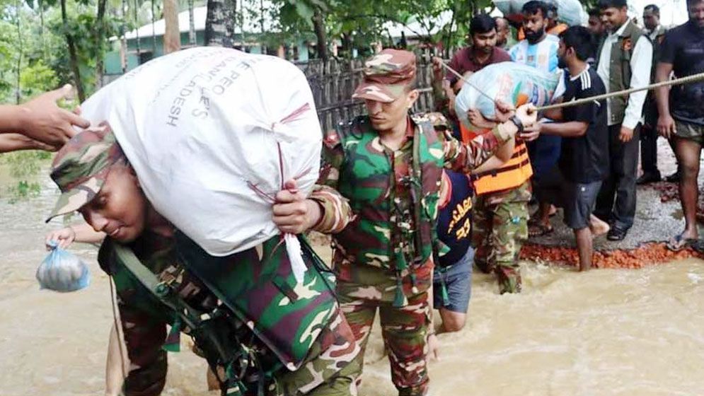 নিরলস সেবা দিয়ে যাচ্ছেন সশস্ত্র বাহিনীর সদস্যরা