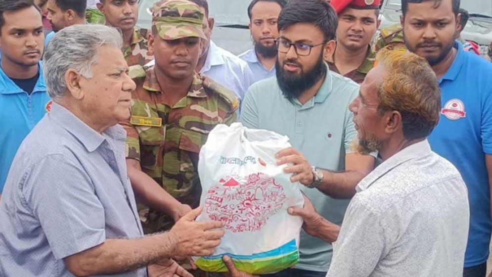 ফেনী ও কুমিল্লায় ত্রাণ বিতরণ করলেন উপদেষ্টা এম সাখাওয়াত