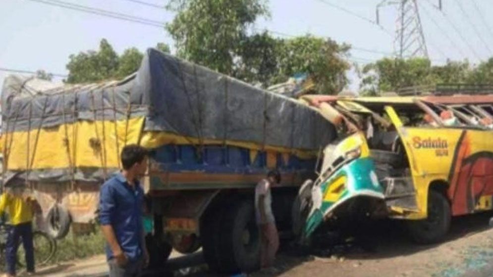 টাঙ্গাইলে বাস-ট্রাক সংঘর্ষে ৪ জন নিহত