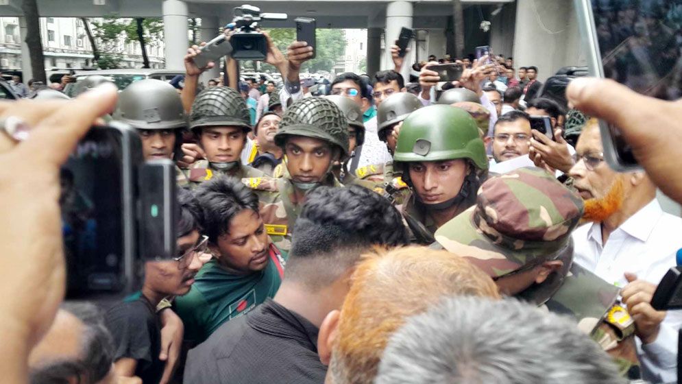 সচিবালয়ে ঢুকে পড়া শিক্ষার্থীদের লাঠিপেটা, আটক অর্ধশতাধিক