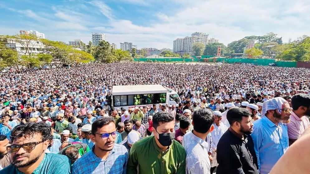 আইনজীবী সাইফুল ইসলামের জানাজায় মানুষের ঢল