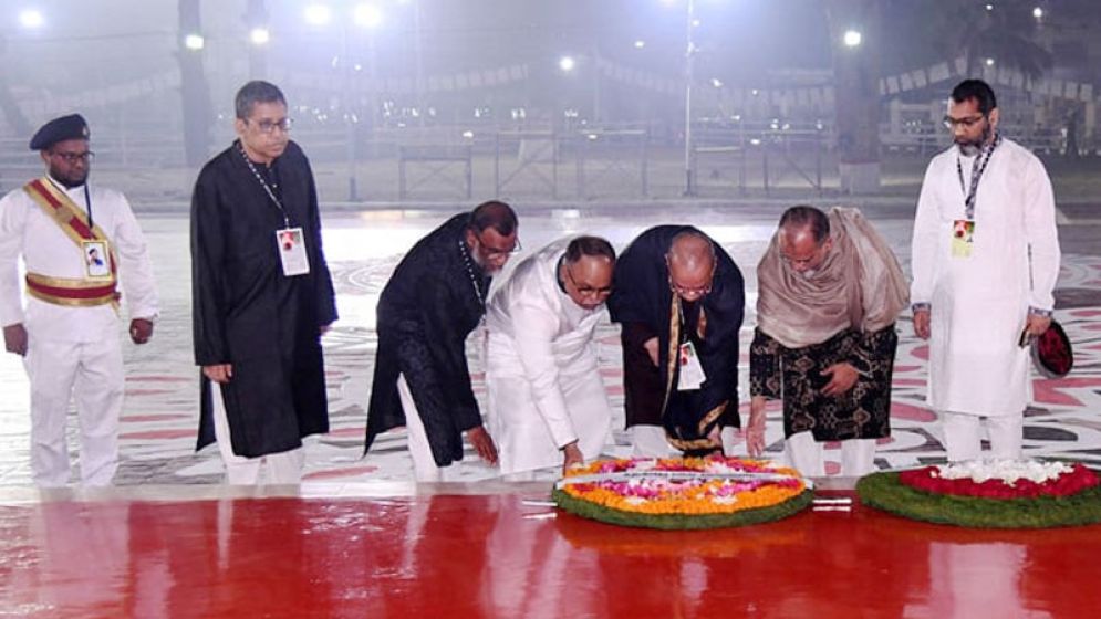 ভাষা শহীদদের প্রতি প্রধান বিচারপতির শ্রদ্ধা নিবেদন