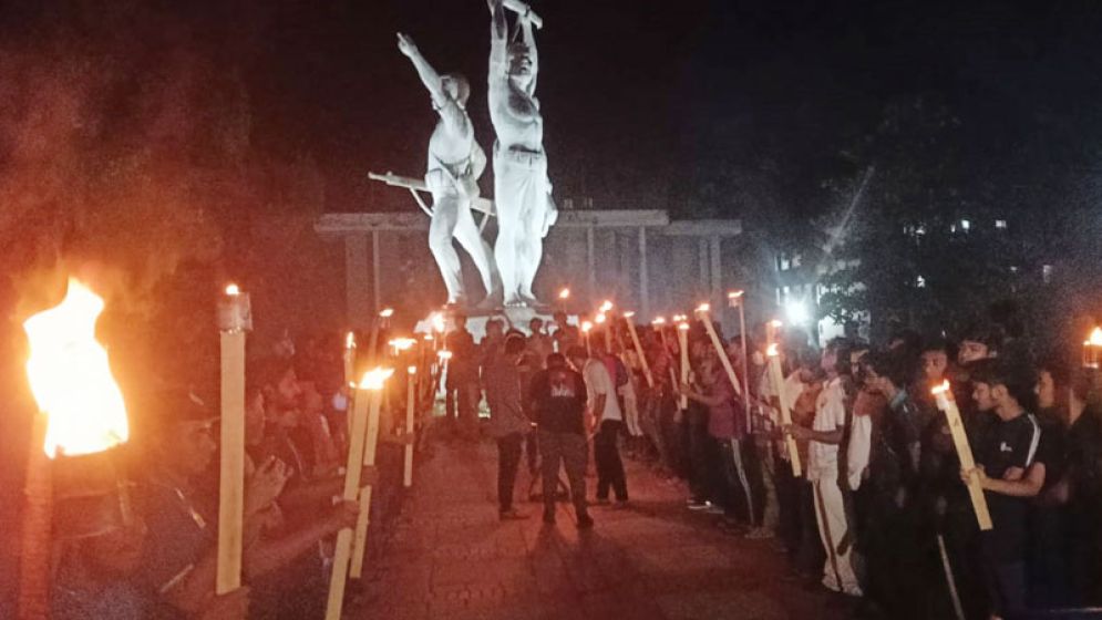 কুয়েট উপাচার্যের পদত্যাগ দাবিতে শিক্ষার্থীদের মশাল মিছিল