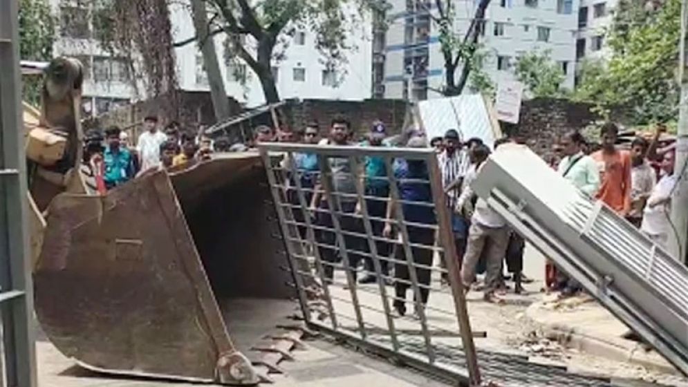 রূপনগরে রাস্তায় অবৈধ স্থাপনা উচ্ছেদ ডিএনসিসির