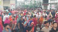 বিভিন্ন দাবিতে পোশাক শ্রমিকদের টানা দুদিনের বিক্ষোভ-কর্মবিরতি