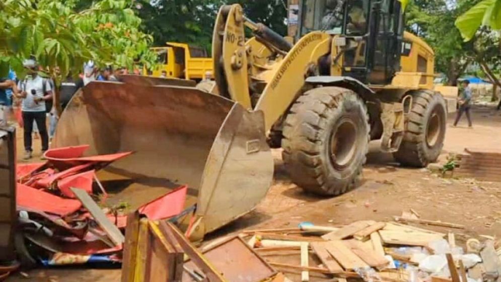 সোহরাওয়ার্দী উদ্যানে অবৈধ স্থাপনা গুঁড়িয়ে দেওয়া হচ্ছে