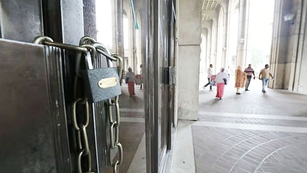 নগর ভবনের প্রধান ফটকে তালা