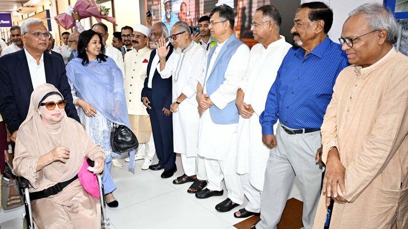 দেশের মাটিতে আপোষহীনার স্বাধীন প্রত্যাবর্তন