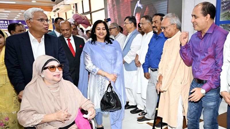 দেশের মাটিতে আপোষহীনার স্বাধীন প্রত্যাবর্তন
