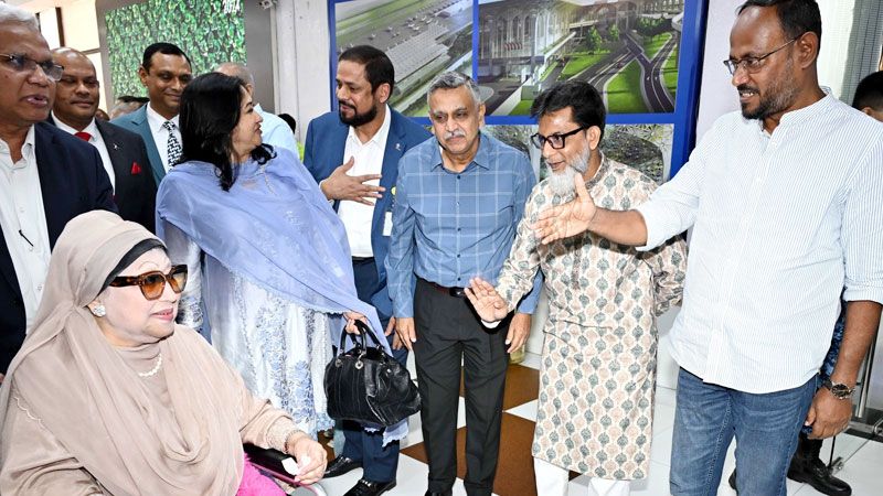 দেশের মাটিতে আপোষহীনার স্বাধীন প্রত্যাবর্তন