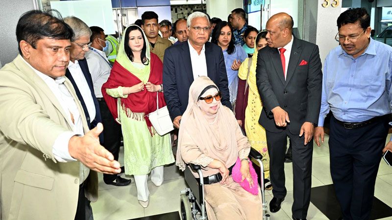 দেশের মাটিতে আপোষহীনার স্বাধীন প্রত্যাবর্তন