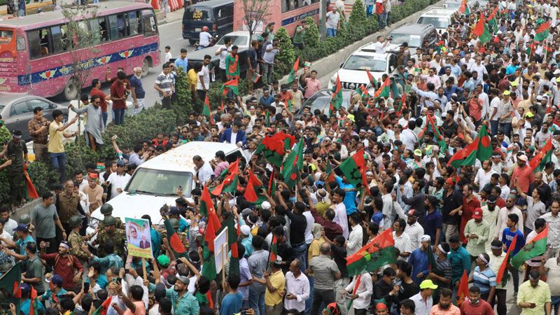 দেশের মাটিতে আপোষহীনার স্বাধীন প্রত্যাবর্তন