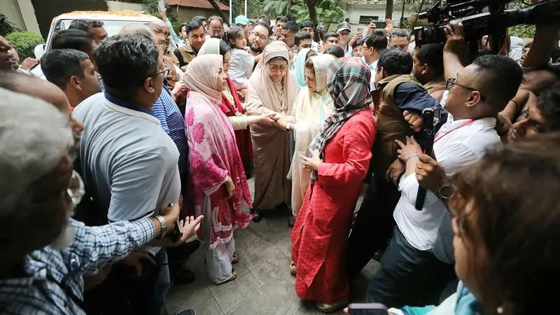 দেশের মাটিতে আপোষহীনার স্বাধীন প্রত্যাবর্তন