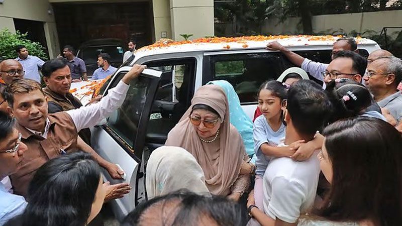 দেশের মাটিতে আপোষহীনার স্বাধীন প্রত্যাবর্তন