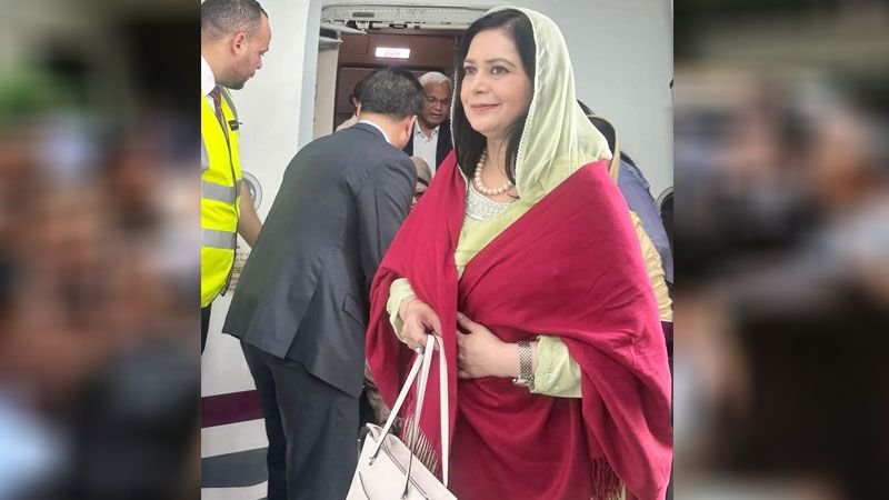 দেশের মাটিতে আপোষহীনার স্বাধীন প্রত্যাবর্তন