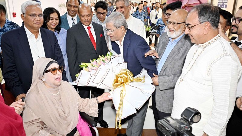 দেশের মাটিতে আপোষহীনার স্বাধীন প্রত্যাবর্তন