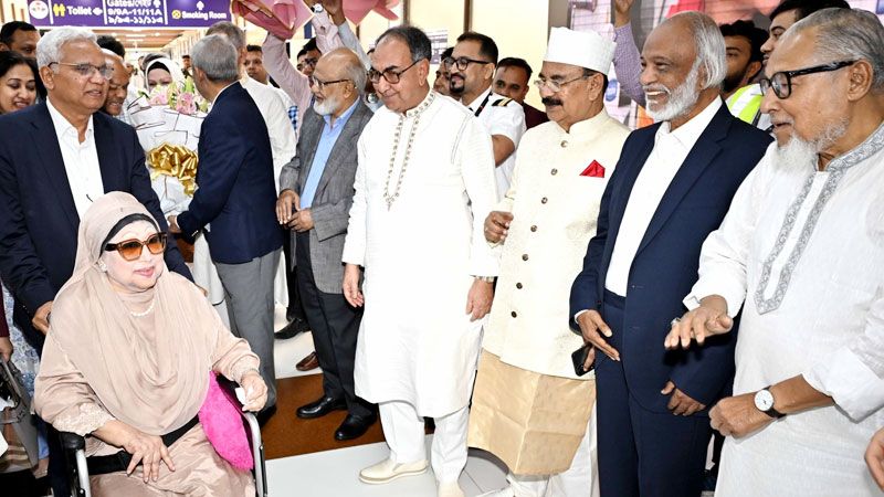 দেশের মাটিতে আপোষহীনার স্বাধীন প্রত্যাবর্তন