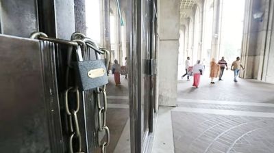 নগর ভবনের প্রধান ফটকে তালা