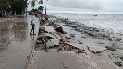 কুয়াকাটায় সমুদ্র গর্ভে বিলীন হচ্ছে নির্মাণাধীন মেরিন ড্রাইভ