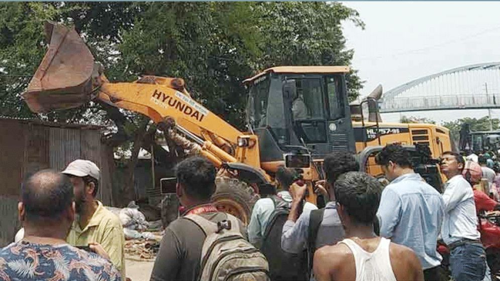 মিরপুরের কালশীতে অবৈধ দোকান উচ্ছেদ