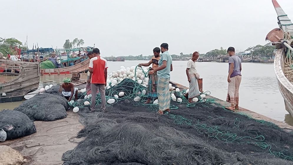৫৮ দিনের নিষেধাজ্ঞা শেষে সমুদ্রে যাচ্ছেন জেলেরা